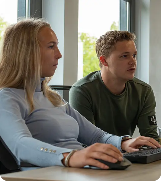 Twee collega's van KJ Software werken samen in Odoo