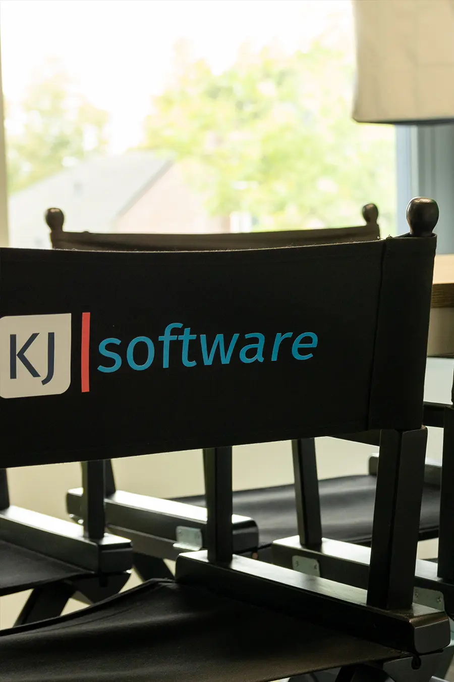 Regisseursstoel met het logo van KJ Software