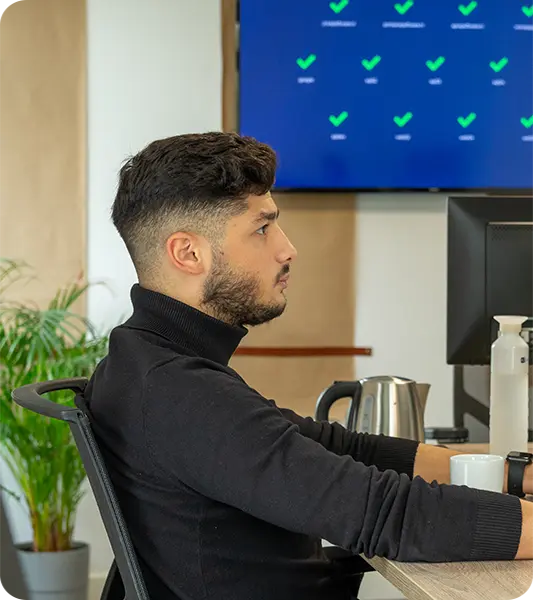 Developer van KJ Software op kantoor in Veghel