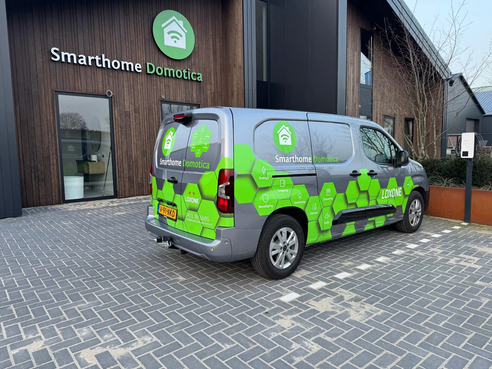 Bedrijfsbussen bij het pand van Smarthome Domotica